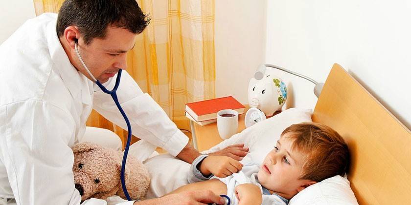 Niño y médico