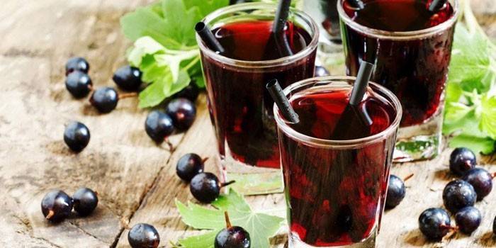 Tintura de Aronia em copos