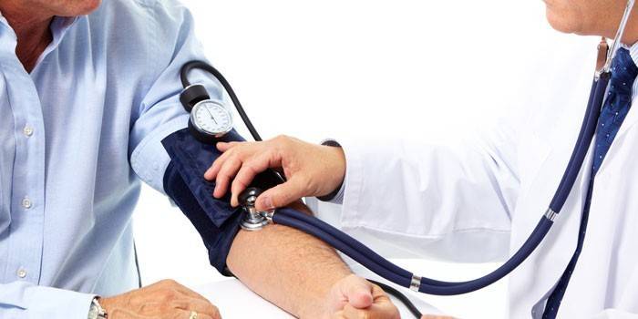 Medic meria krvný tlak pacienta