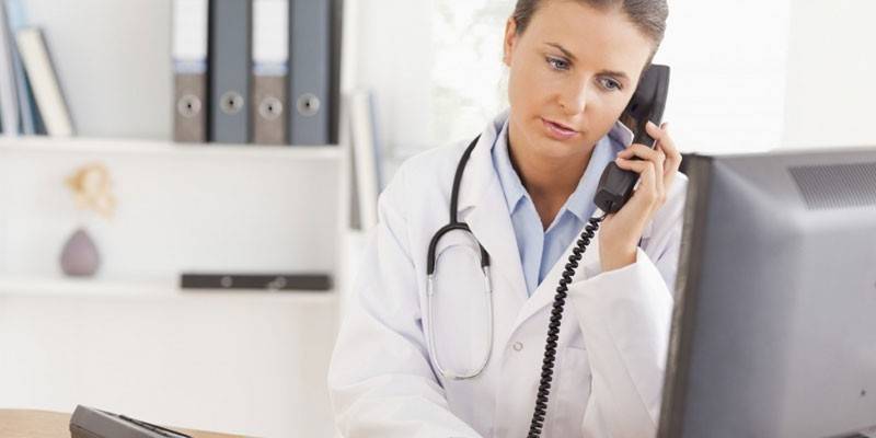 El doctor habla por telefono