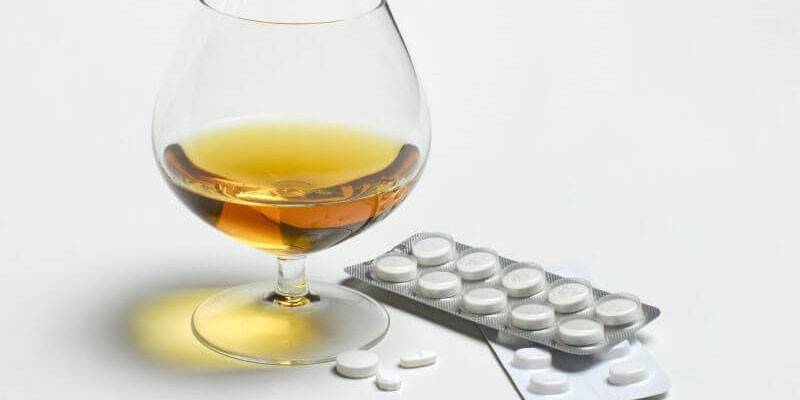 Alfuprost e álcool