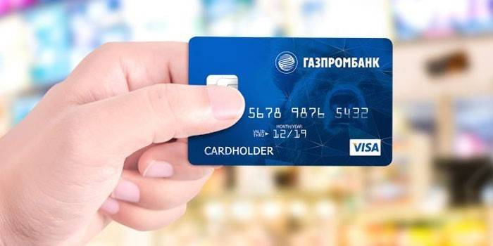 Plastikowa karta Gazprombank w ręku