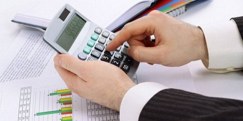Homem, com, calculadora