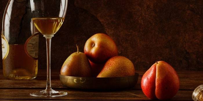 Sobremesa pêra vinho em um copo