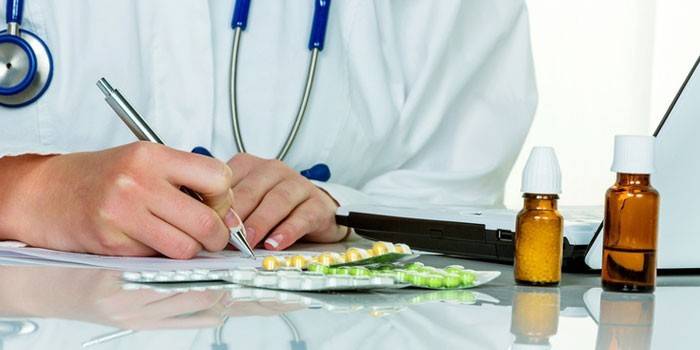El doctor hace una cita