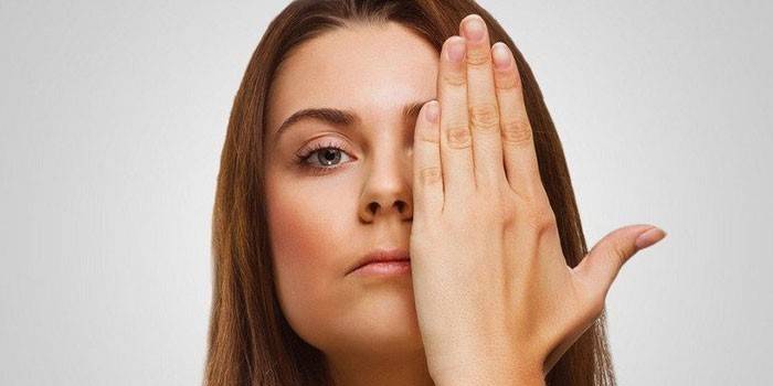 La niña cerró los ojos con la mano.