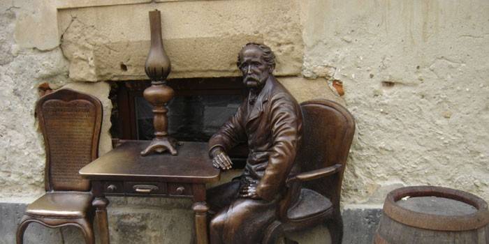 Rzeźba z lampą naftową