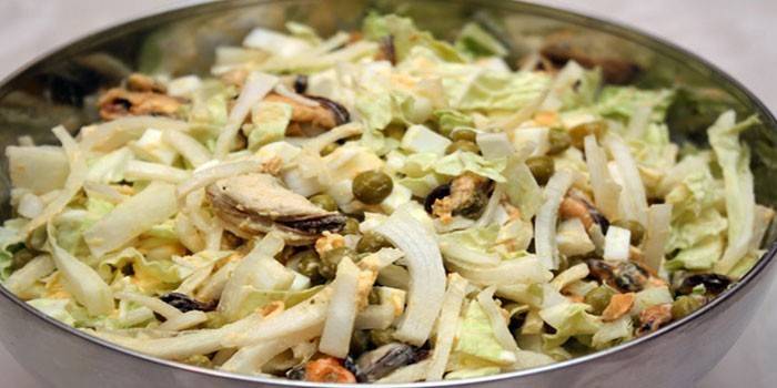 Mexilhão e salada de repolho