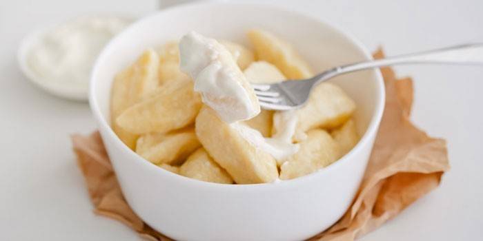 Bolinhos de massa preguiçosos com creme azedo