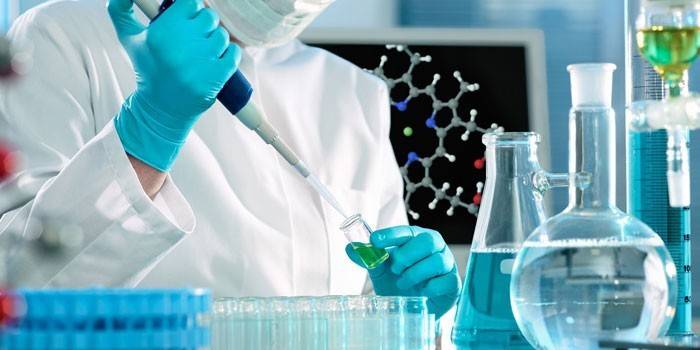 laboratórny asistent vykonávajúci výskum