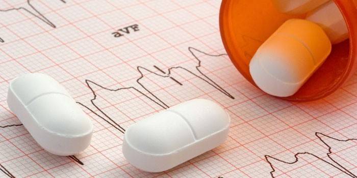 Pastillas y cardiograma