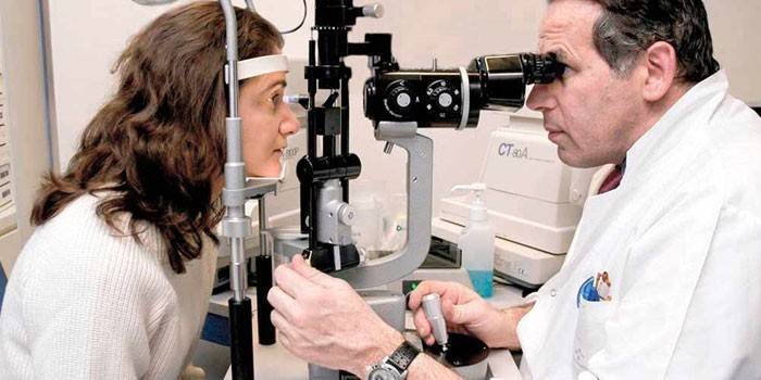 Mulher examinada por um optometrista