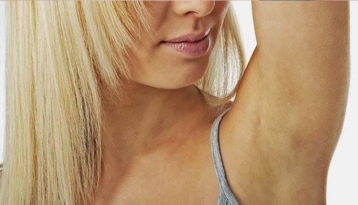 Ganglio linfático doloroso debajo del brazo de una mujer