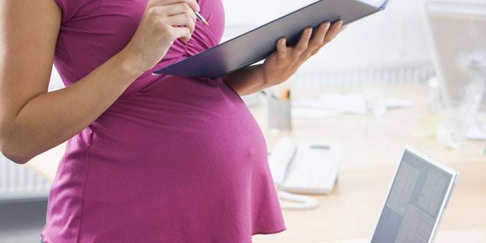 Mujer embarazada en el trabajo