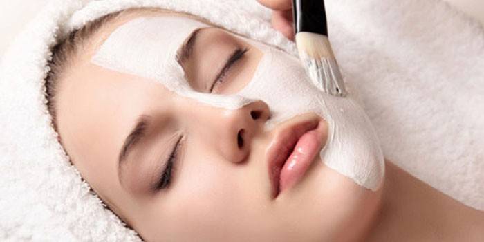 Uma máscara facial é aplicada a uma garota