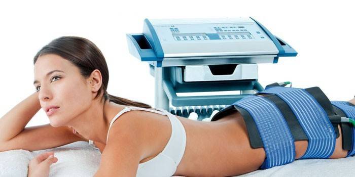 Chica en una sesión de mioestimulación de hardware