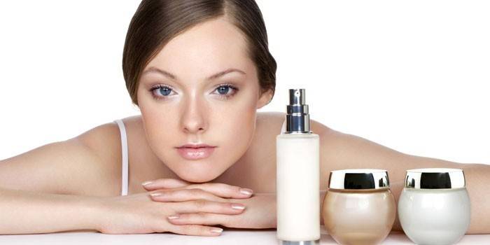 Cosmética para el cuidado de la piel de niña y cara