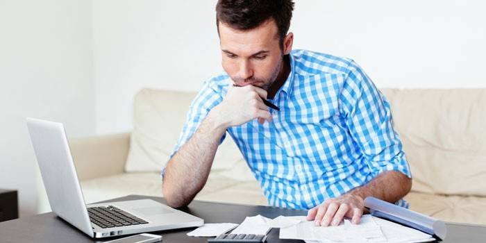 Hombre con laptop