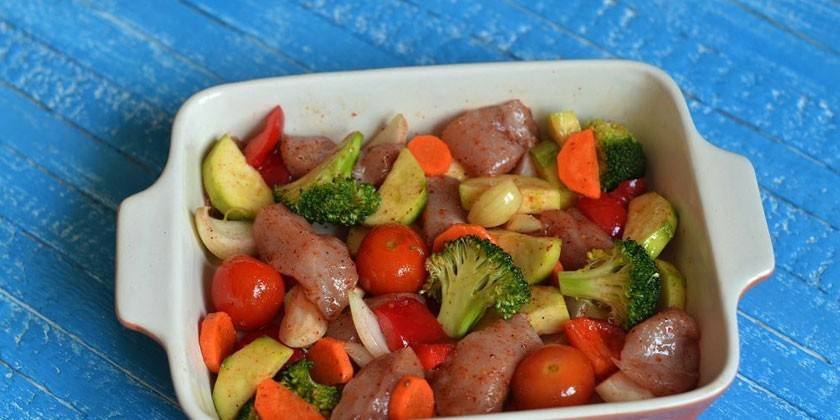 Pechuga marinada con verduras