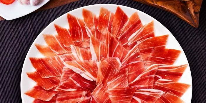 Jamón picado en un plato