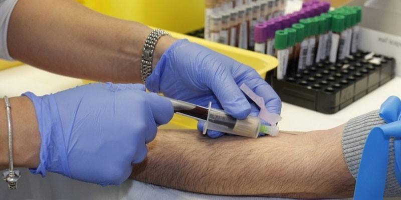 Toma de muestras de sangre de una vena.
