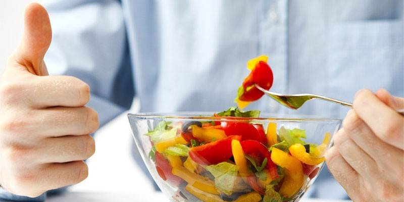 Homem comendo salada