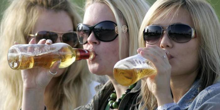 Meninas bebem cerveja