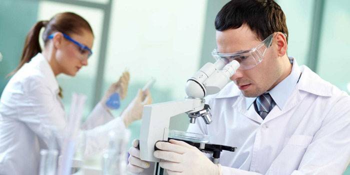 Asistentes de laboratorio en el trabajo
