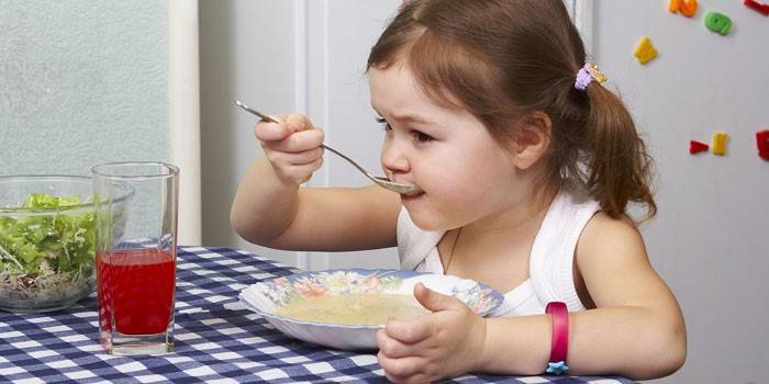 Niña comiendo gachas