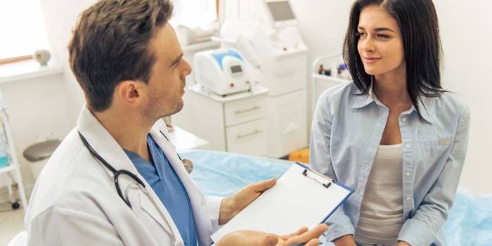 O médico dá recomendações sobre como tomar o medicamento