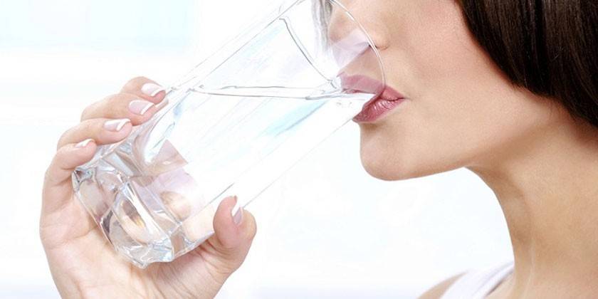Mujer bebe agua