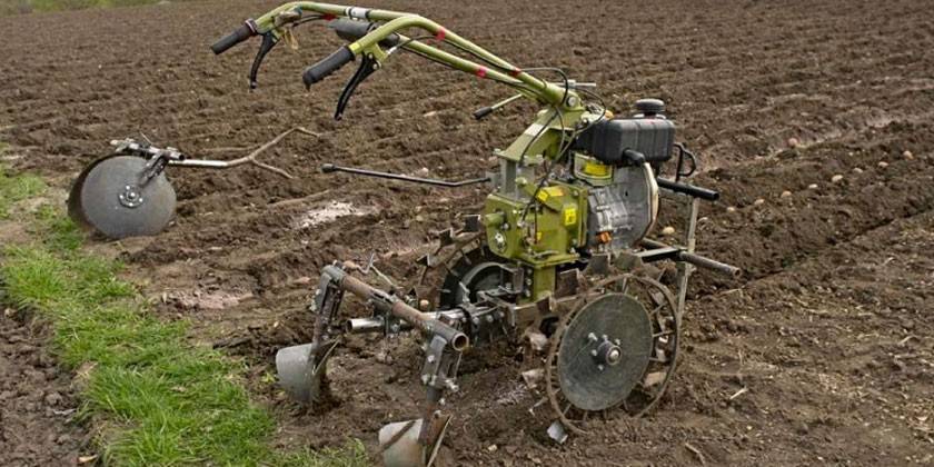 Plantar papas con un motobloque debajo de un arado