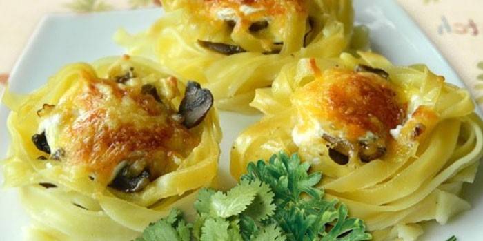 Ninhos de tagliatelle assados