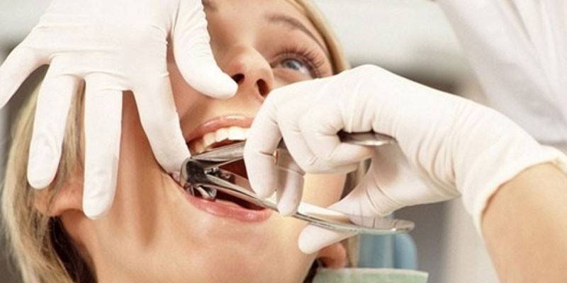 Dziewczyna u dentysty