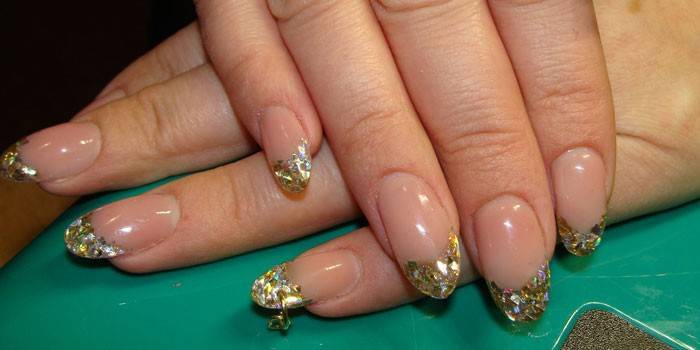 Francês dourado nas unhas