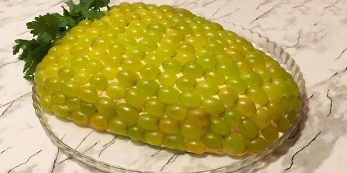 Cacho de uvas em um prato
