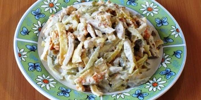 Salada com carne de porco e picles