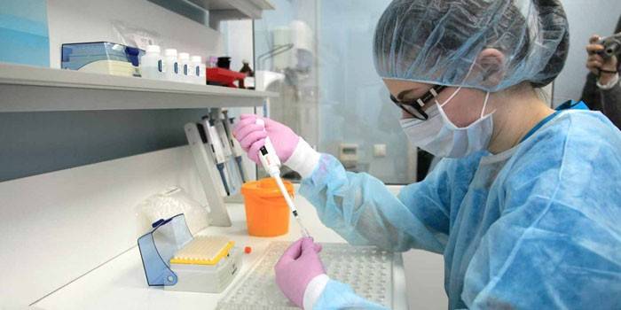 Laboratórny technik vykonávajúci výskum