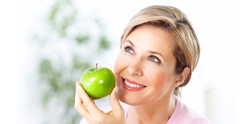 Mujer con una manzana en la mano