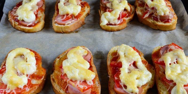 Mini pizza z kiełbaskami