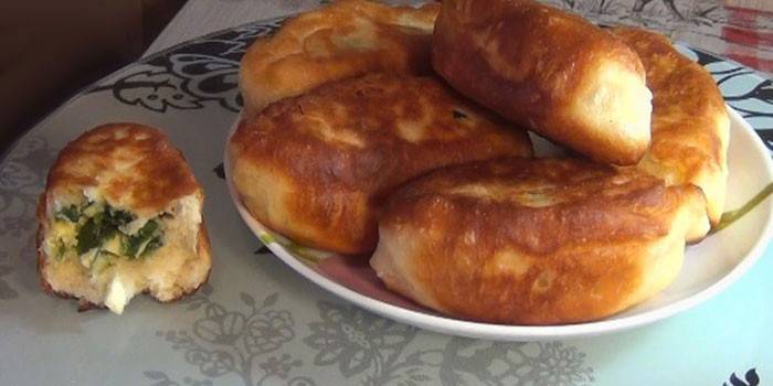 Smażone placki z ryżem i jajkiem