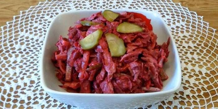 Salada com carne de porco e beterraba