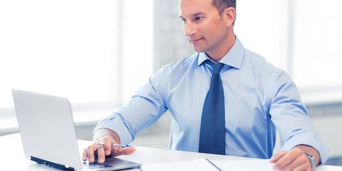 Homem, em, laptop