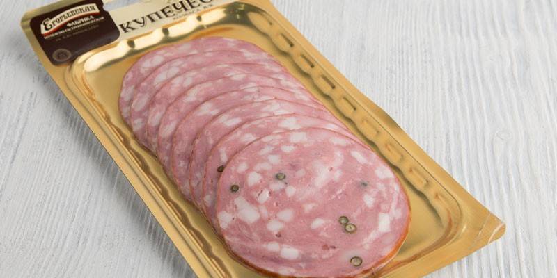 Plasterki kiełbasy pakowane próżniowo
