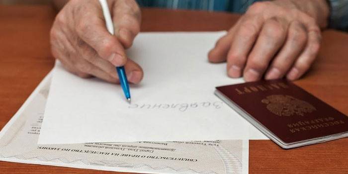 Man escreve uma declaração