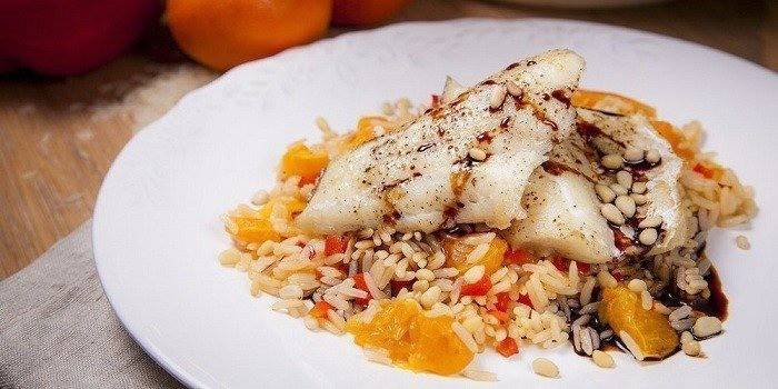 Pike poleiro com arroz guarnecido