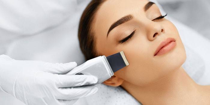 Limpeza facial ultra-sônica.