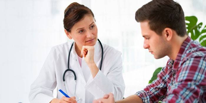 O cara na consulta do médico