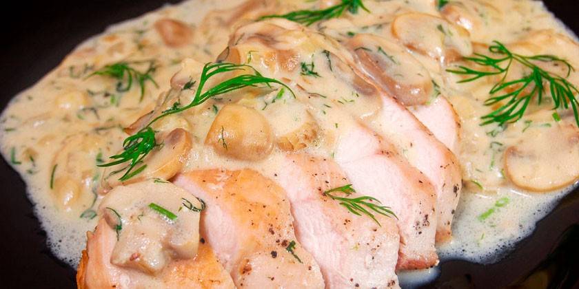 Pechuga de pollo con champiñones en salsa cremosa