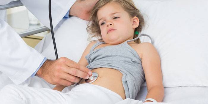 Medic examina a un niño